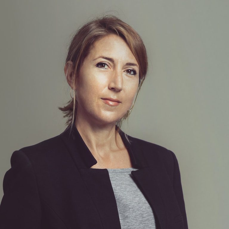 lisa-jewell-portrait-close-up_orig